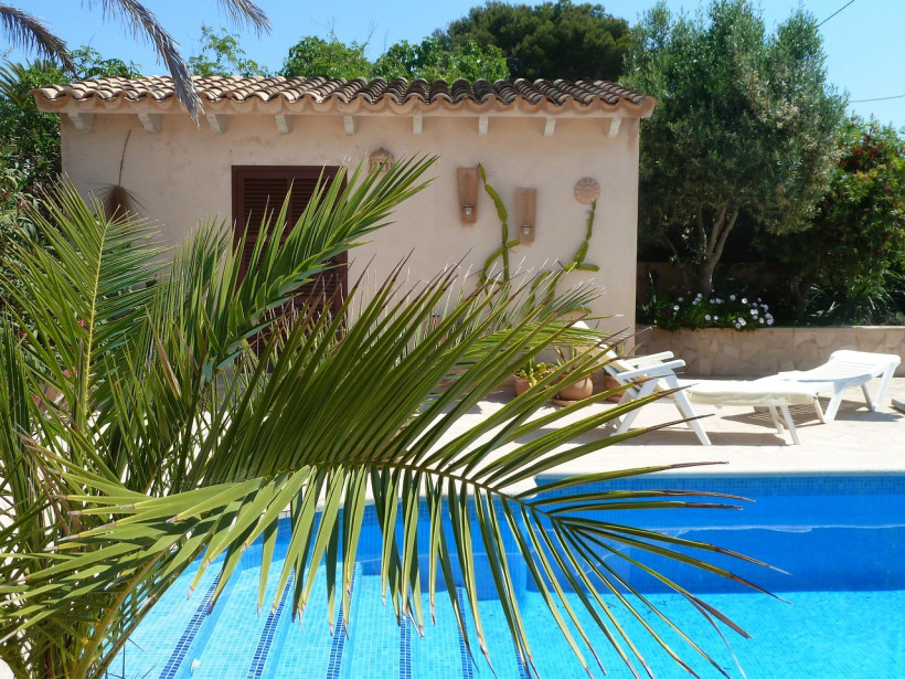 Finca mit Pool und Palmen